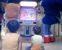 Game Playing Mascot Suits Sonic Tails