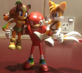 Knuckles Figure Holds Up Sticks & Tails