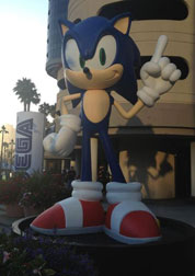 Wierd modern statue at comiccon 2013
