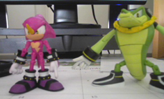 Vector & Espio figures stand